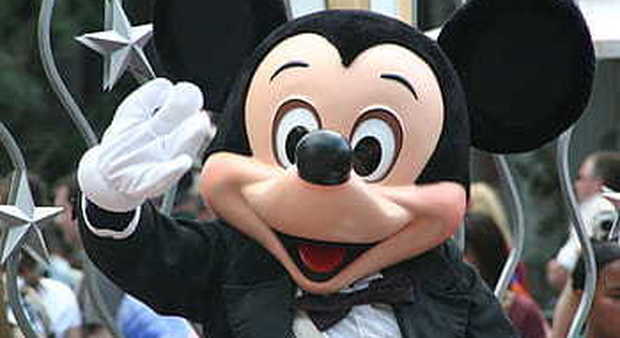 Botte in testa a Topolino, le Principesse Disney palpeggiate: i dipendenti di Disney World si ribellano alle molestie dei turisti