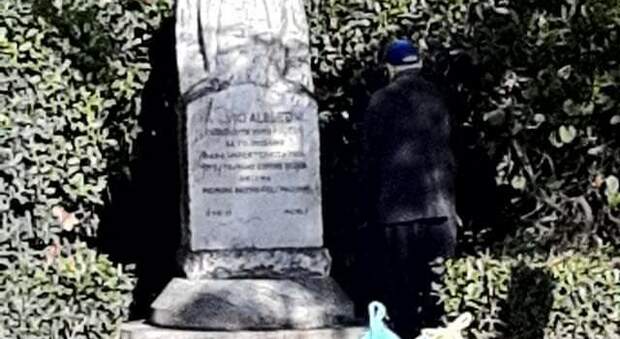La statua di Albertini è diventata un vespasiano