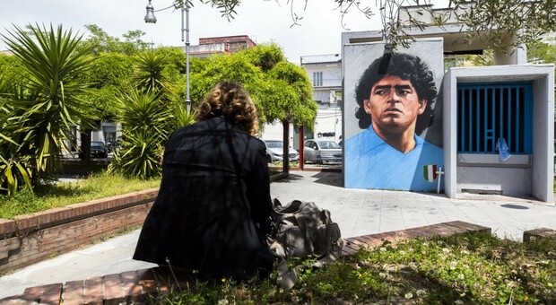 La preghiera davanti al murale di Maradona (Foto Newfotosud Sergio Siano)