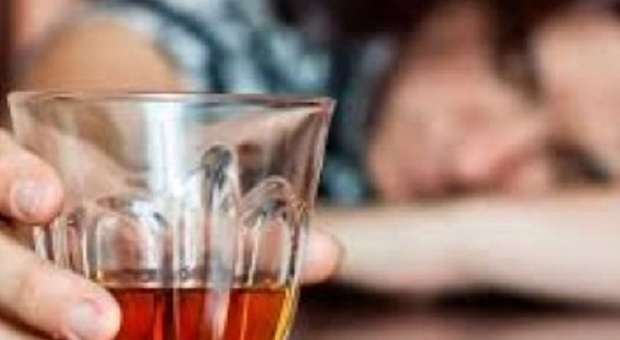 Barista sorpreso dalla Polizia locale a servire alcolici a minorenni