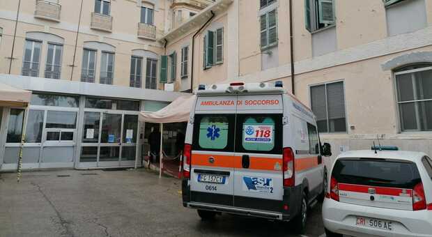 Spray urticante dal negozio cinese a Loreto: due commesse finiscono all’ospedale