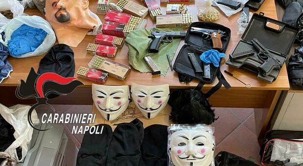 Napoli, trovate maschere, armi e droga in un vano scale: maxi sequestro in Via Cosenz