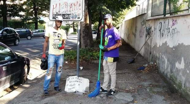 Napoli, giovani nigeriani ripuliscono Fuorigrotta dalle erbacce: «Vogliamo renderci utili nella vostra città»