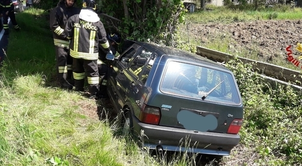 L'auto sbanda e si schianta contro un albero: morto un uomo di 66 anni