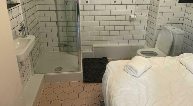 Camera da incubo su Airbnb: il letto è nel bagno. E la foto condivisa sui social dal prof diventa virale
