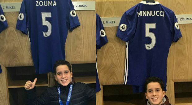 Chelsea, babycalciatore romano in visita allo Stamfordbridge beffa i turisti: negli spogliatoi la sua maglietta al posto di Zouma
