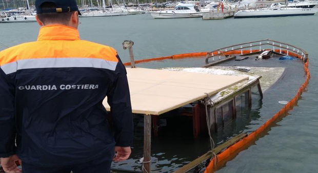 Porto San Giorgio, affonda una vecchia barca al porto turistico