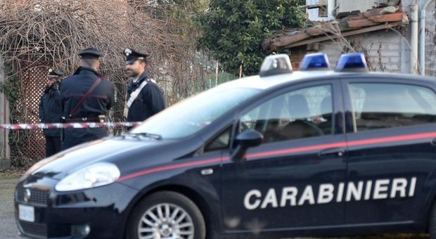 Uccisa a coltellate madre di 2 bimbi: i carabinieri interrogano convivente
