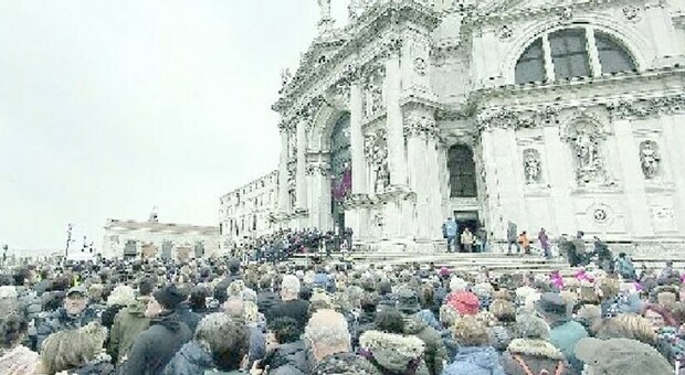 VENEZIA La festa dell’anno scorso, i fedeli in attesa di entrare in basilica