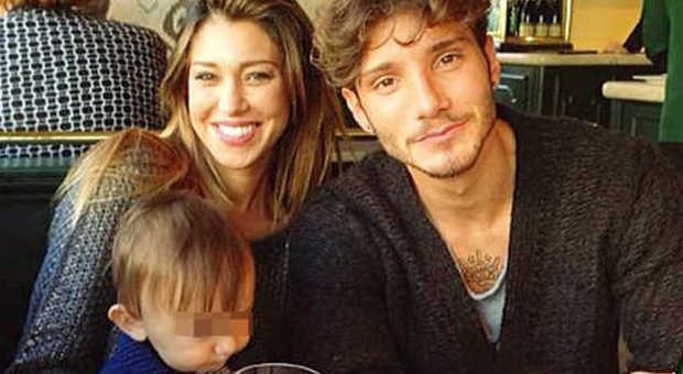 Belen Rodriguez con il marito Stefano De Martino e il figlio Santiago