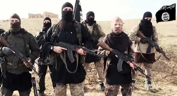 Isis, nuovo video dell'orrore: militare siriano legato a un albero e bruciato
