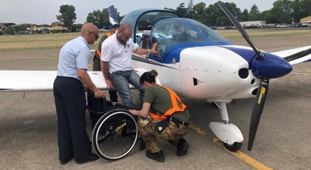 Guidonia, Aeronatica militare e WeFly! Team portano in volo i disabili Sabrina Papa: «Così superiamo ogni barriera»