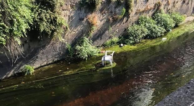 Discarica nel torrente Solofrana: dall'acqua spunta anche una sedia