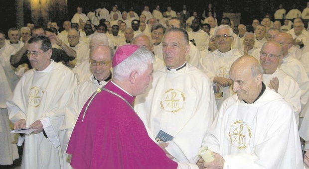 Droga, santoni e accuse a Conte: cronaca dell'addio annunciato del vescovo
