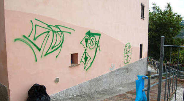 Tolentino, i vandali tornano in azione Deturpato l'angolo più antico della città