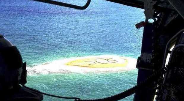Naufraghi su un'isola scrivono grande SOS sulla sabbia e vengono avvistati da elicottero