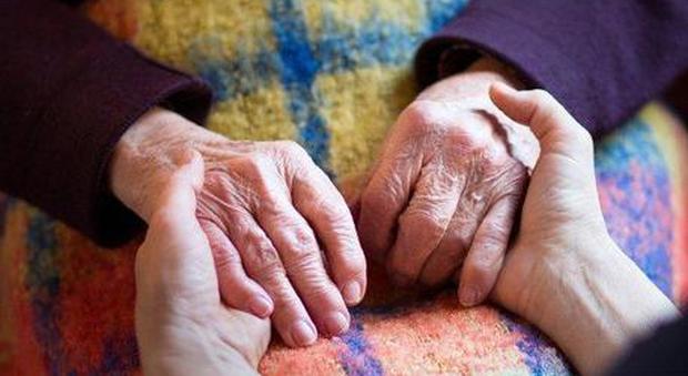 Coronavirus, donna guarita a 102 anni: si era ammalata gravemente in una residenza per anziani