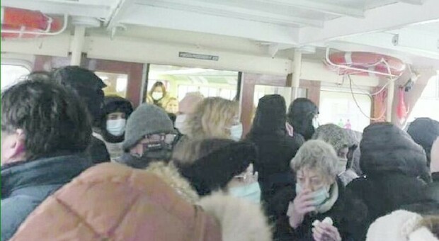 CRONACHE DI VIAGGIO Foto scattata dai passeggeri dei mezzi pubblici, oggetto di scontro tra l’opposizione e Avm/Actv, fatta circolare ieri dalla consigliera Monica Sambo