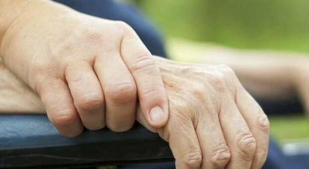 Parkinson, la nuova ricerca rivela i primi segnali: linguaggio alterato, più calmo e meno espressività