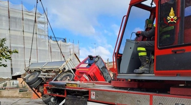 Ancona, si ribalta un camion durante lo scarico: servono i pompieri per rimetterlo sulle proprie ruote