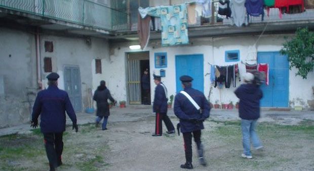 Un blitz dei carabinieri nelle case fittate a nero a Castelvolturno