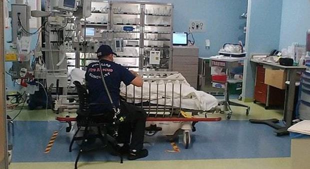 Il paramedico e la bimba, la foto commuove Facebook: «Non sono un eroe». Ecco cos'ha fatto