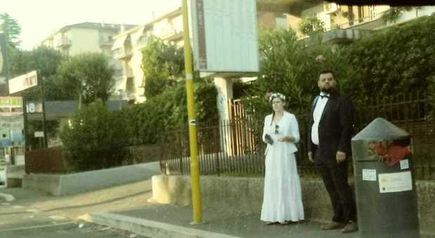 Sposi «low cost» prendono l'autobus per andare alle nozze: il web impazzisce