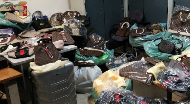 Fermato con oltre 200 borse contraffatte nel cuore di Napoli