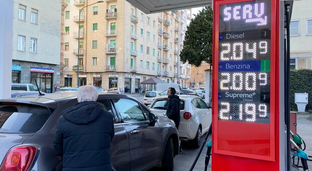 Benzina, multe fino a duemila euro per i distributori che non espongono i prezzi dei carburanti