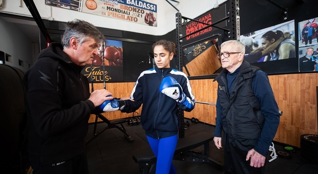 Palestra Boxe Vesuviana: il maestro Lucio Zurlo con il figlio Biagio e la campionessa Khadija Jaafari