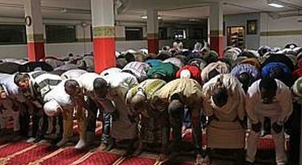 Preghiera al centro islamico di Pordenone in Comina