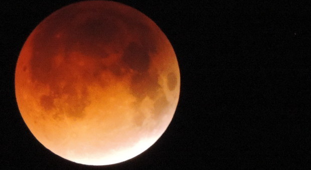 Eclissi di luna oggi in Italia: cielo sgombro, ecco come e quando vederla dalle 18.07