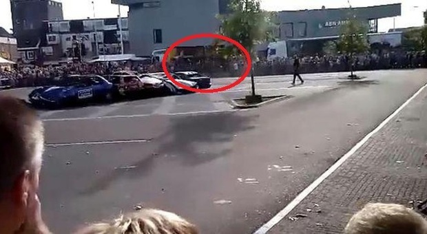 Monster truck sulla folla durante l'esibizione: morte tre persone, una è un bambino