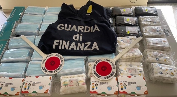 Napoli, un milione di articoli contraffatti sequestrati: tante mascherine anticovid