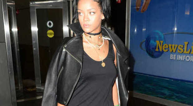 Rihanna stupisce col vestito hard: all'aeroporto senza reggiseno