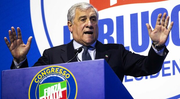 Forza Italia, primo congresso dopo Berlusconi. Tajani: «Noi al centro tra FdI e il Pd»