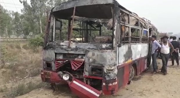India, bus si scontra con un camion e prende fuoco: 22 morti carbonizzati
