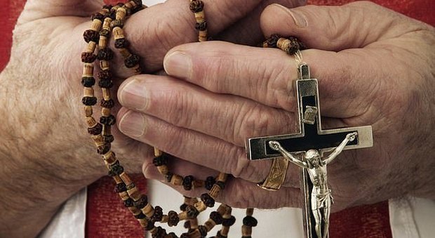 Adolescente uccide il sacerdote che ha abusato di lui con un crocifisso