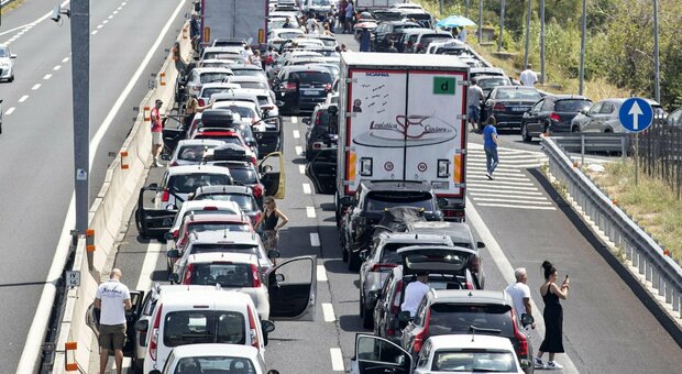 Traffico, sabato da bollino nero: code sulle autostrade, tre ore per gli imbarchi in Sicilia