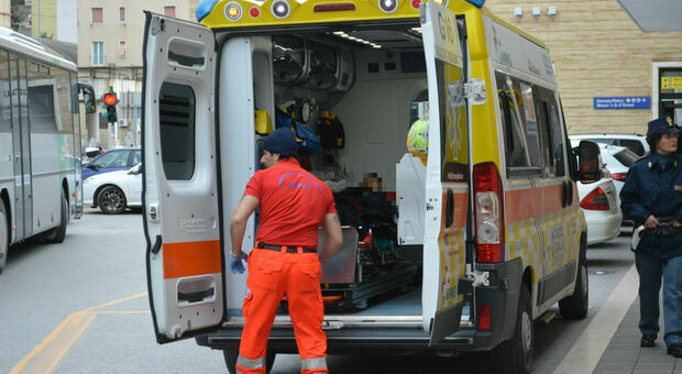 Un'ambulanza alla stazione di Ancona