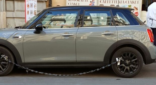 Antifurto "a catena" sull'auto, parcheggia la Mini in via Cavour e lascia a bocca aperta i passanti