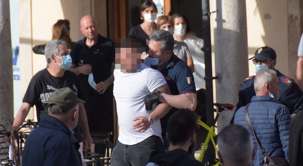 Ascoli: maxi rissa in piazza: raffica di arresti e un ragazzo grave in ospedale