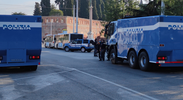 Coronavirus Roma, con gli idranti del reparto mobile anche la polizia sanifica le strade