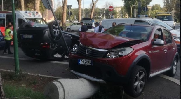 Schianto choc davanti la Farnesina: auto si ribalta, ferita mamma con due bambini