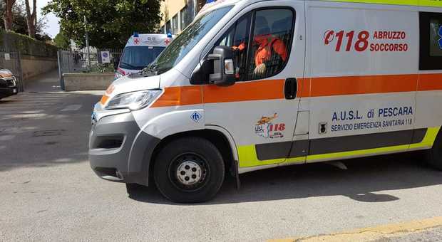 Pescara, si taglia la gola in strada: salvato dalla Polizia che gli strappa il coltello dalle mani