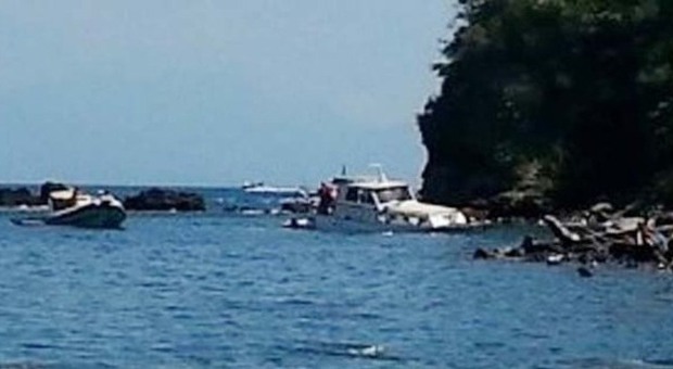 Paura nel golfo di Napoli, barca si schianta sugli scogli di Procida. Operazione di salvataggio della Guardia Costiera