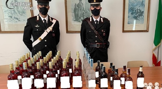 I carabinieri con la "collezione" sequestrata al ladro seriale di bottiglie