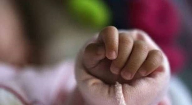 Neonata muore "soffocata" nel lettone: genitori indagati per omicidio colposo