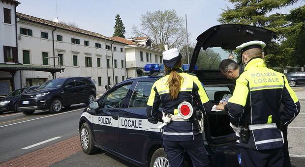 Treviso, arriva il Targasystem mobile: sarà installato nelle auto dei vigili e multerà le macchine parcheggiate in divieto di sosta