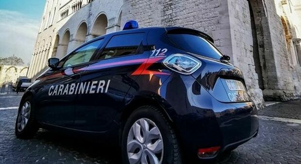 Sorvegliato speciale beccato in auto con la droga: tenta di corrompere i carabinieri, arrestato